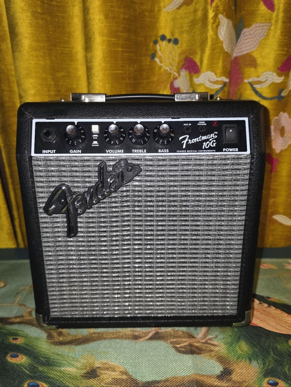 Fender Frontman 10G Portable Amp in Black and Silver - Practice Amp
